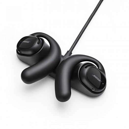 Geladen werden die Sport Open Earbuds in einer Ladeschale. (Bild: Bose)